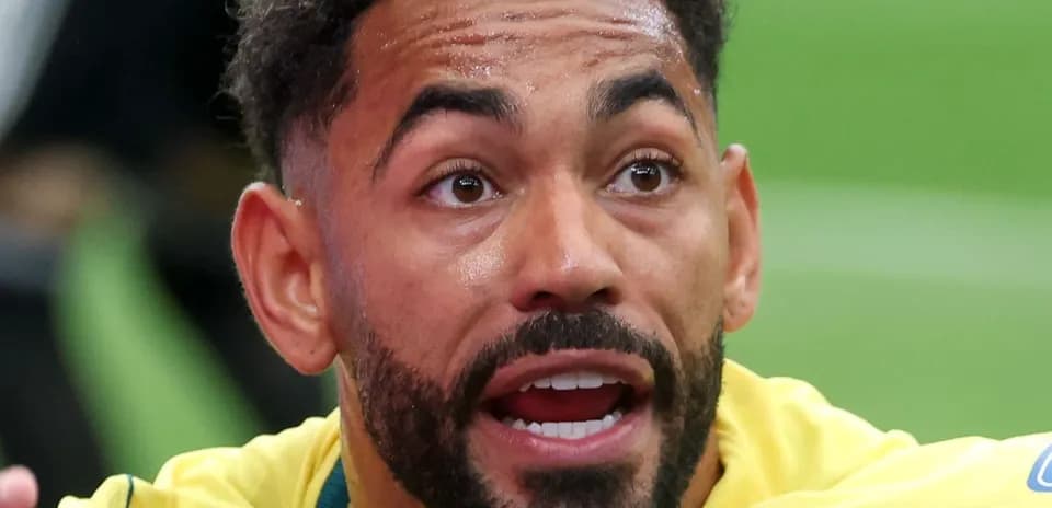 Jugador brasileño celebrando con emoción en el campo