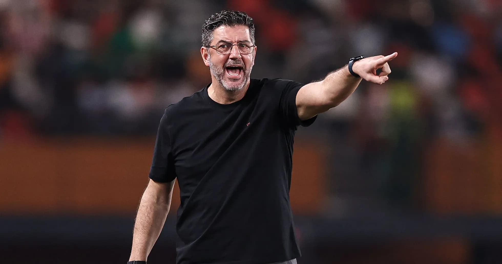 Entrenador dirigiendo a su equipo desde la banda