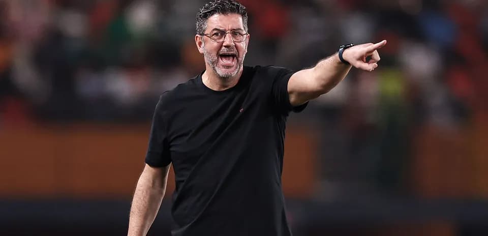 Entrenador dirigiendo a su equipo desde la banda