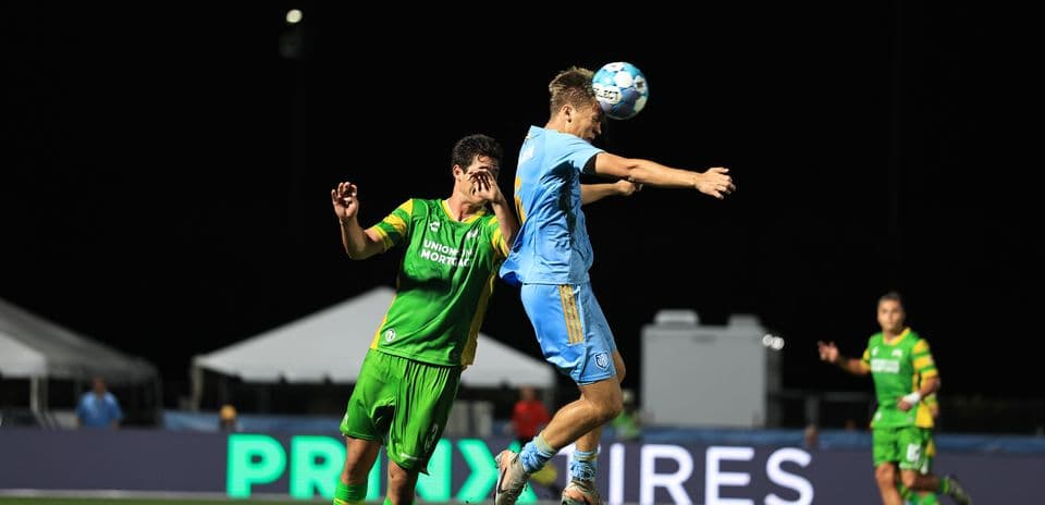 Jugador de Sporting JAX saltando para cabecear