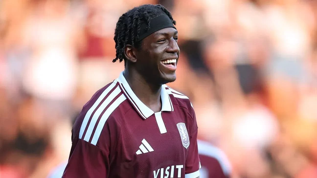 Jugador sonriendo durante un partido de fútbol