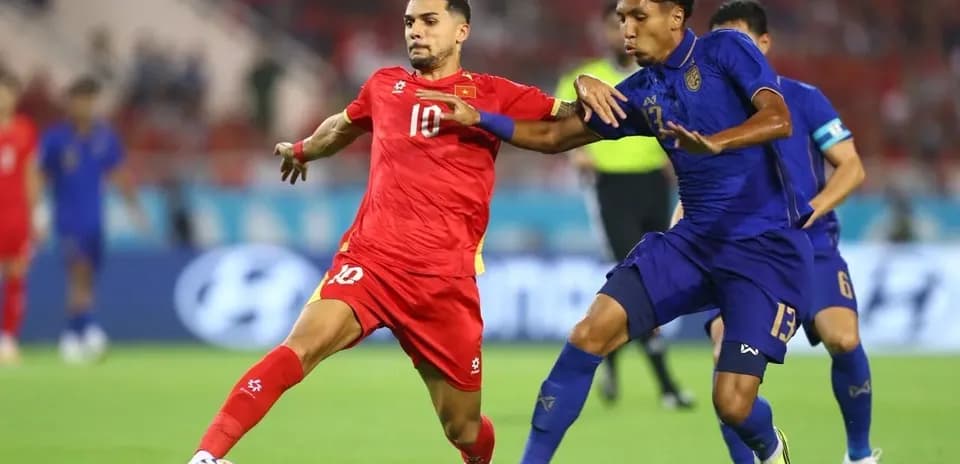 Jugador español enfrentando a rival durante el partido