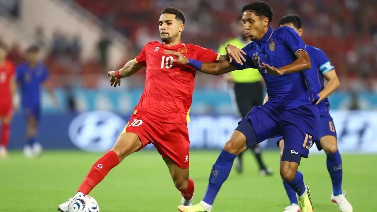 Jugador español enfrentando a rival durante el partido