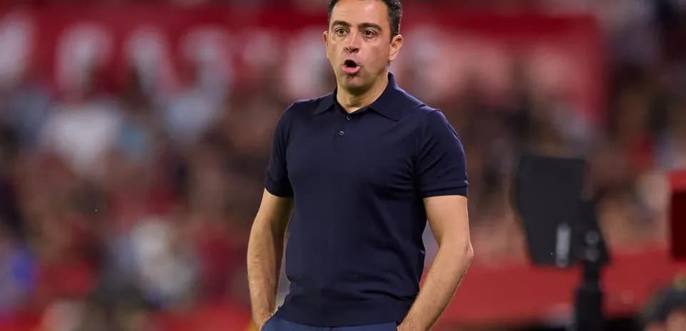 Entrenador dirigiendo al equipo desde la línea de banda
