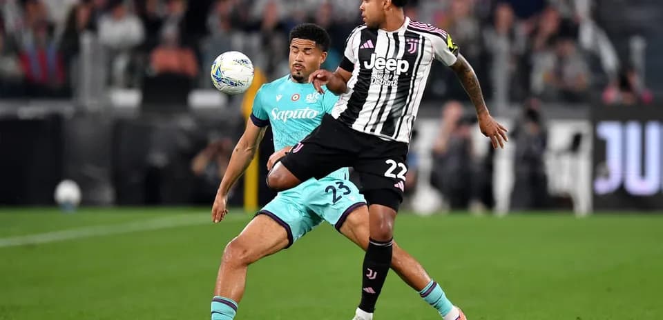 Jugador de Juventus compitiendo por el balón