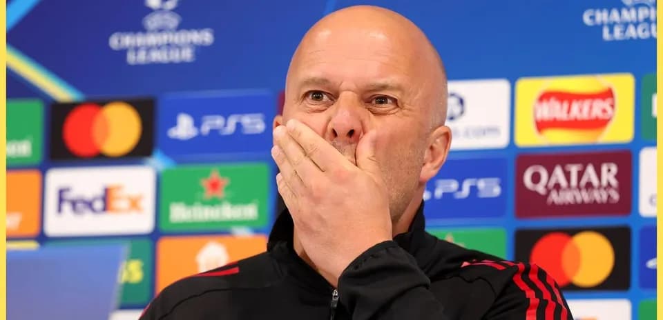 Entrenador hablando en conferencia de prensa