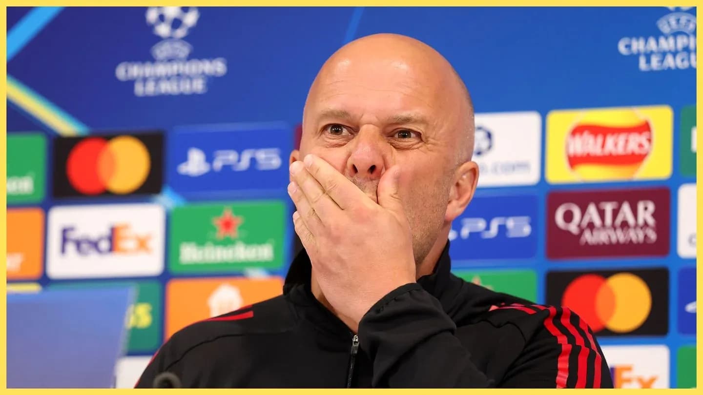 Entrenador hablando en conferencia de prensa