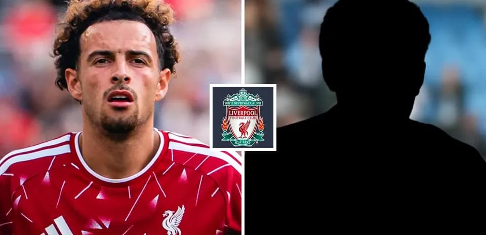 Jugador de Liverpool en uniforme rojo durante partido
