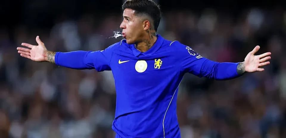 Jugador de Chelsea gesticulando durante un partido