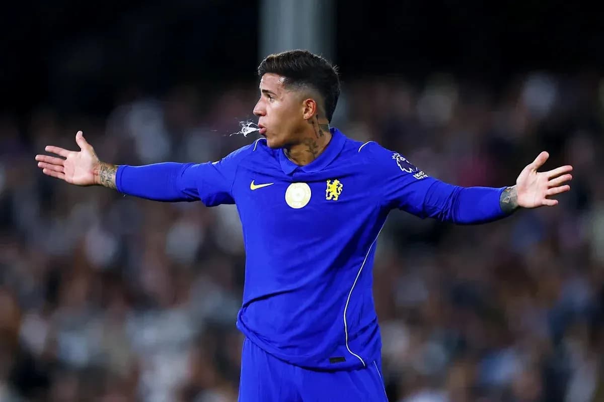 Jugador de Chelsea gesticulando durante un partido