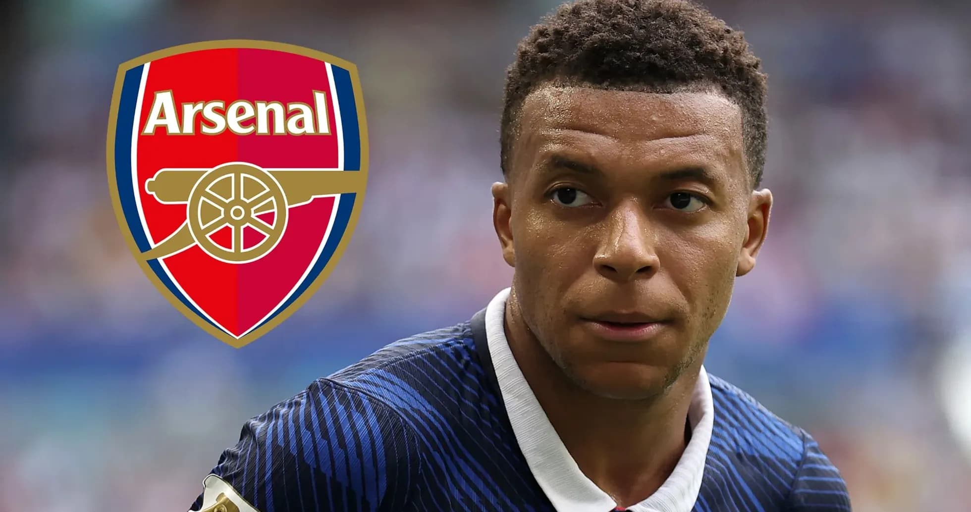 Jugador mirando con el logo de Arsenal de fondo