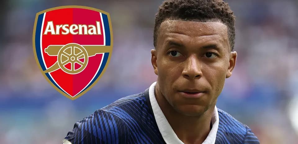 Jugador mirando con el logo de Arsenal de fondo