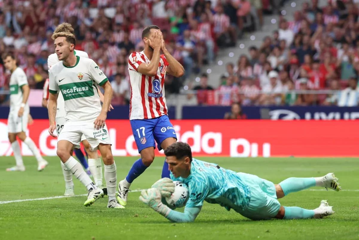 Jugadores de Elche y Atlético de Madrid en acción