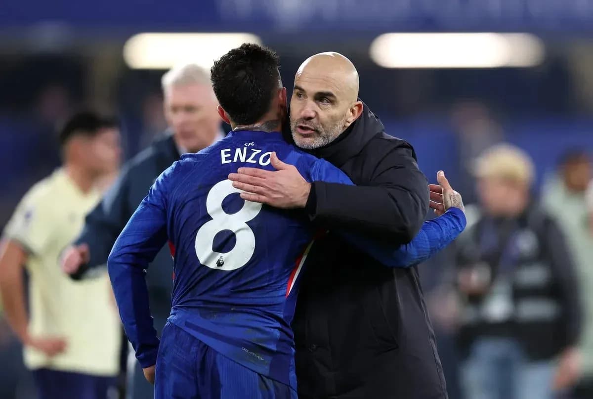 Entrenador abrazando a jugador tras el partido