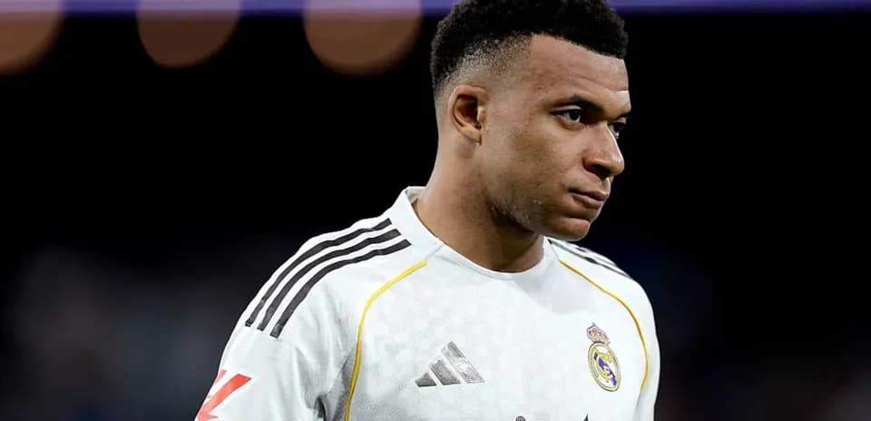 Jugador de Real Madrid en uniforme blanco