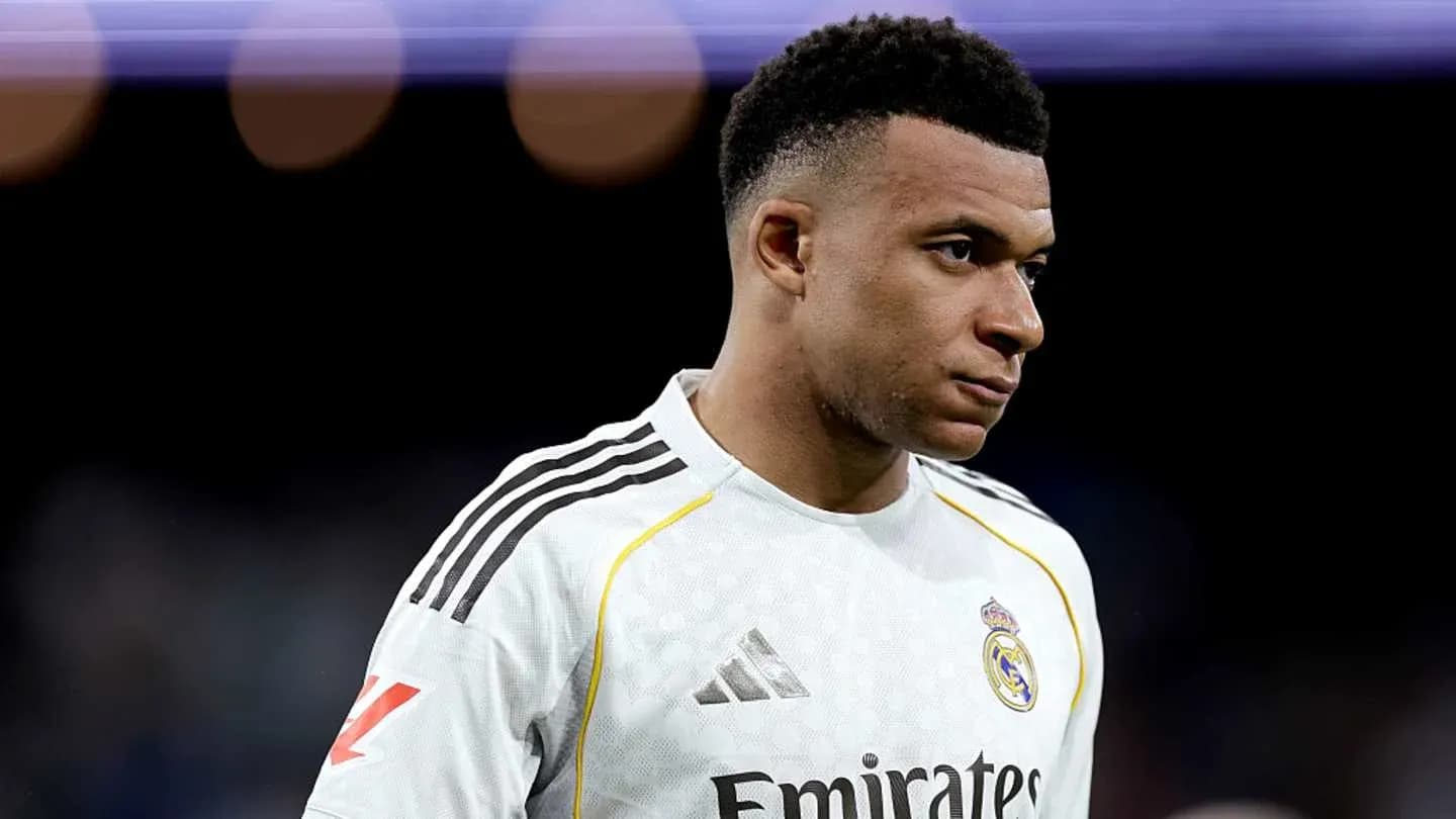 Jugador de Real Madrid en uniforme blanco