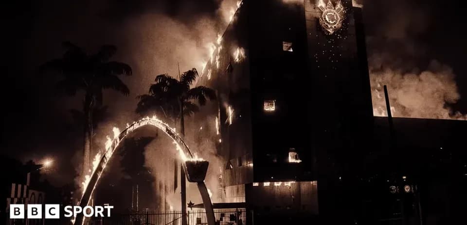 Edificio en llamas con palmeras en primer plano