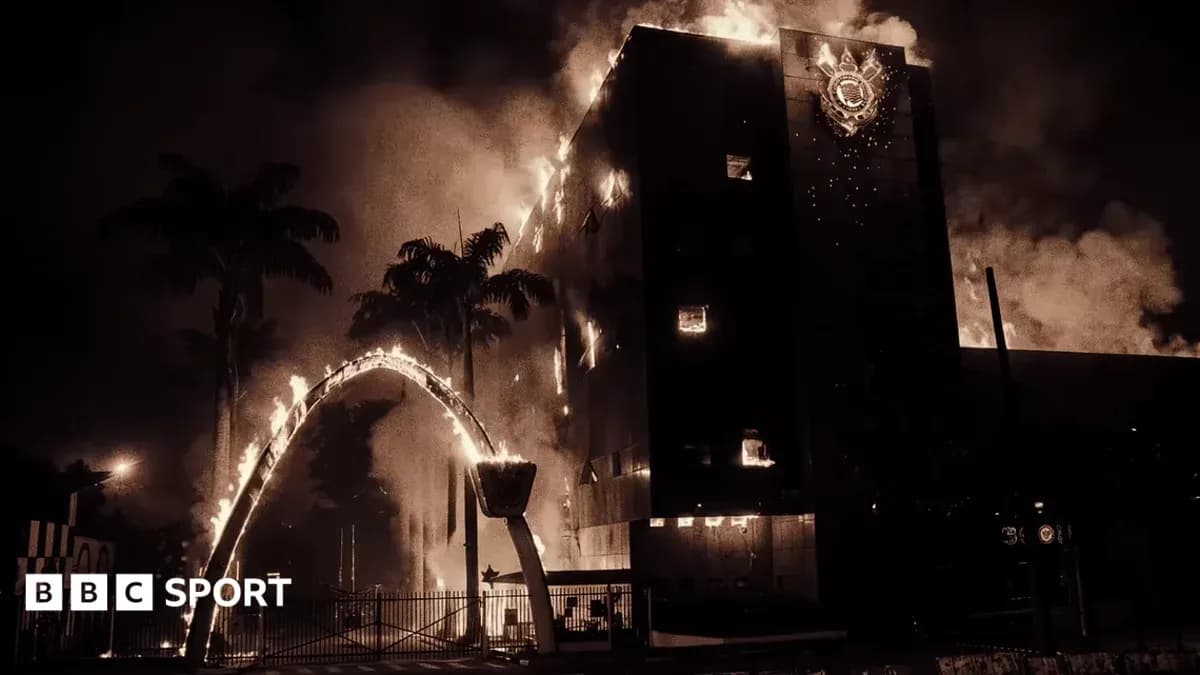 Edificio en llamas con palmeras en primer plano