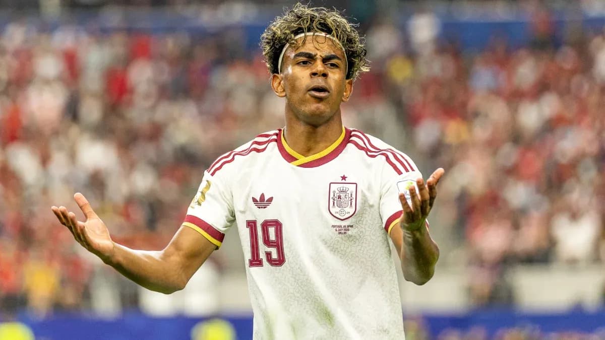 Jugador de España gesticulando en el campo