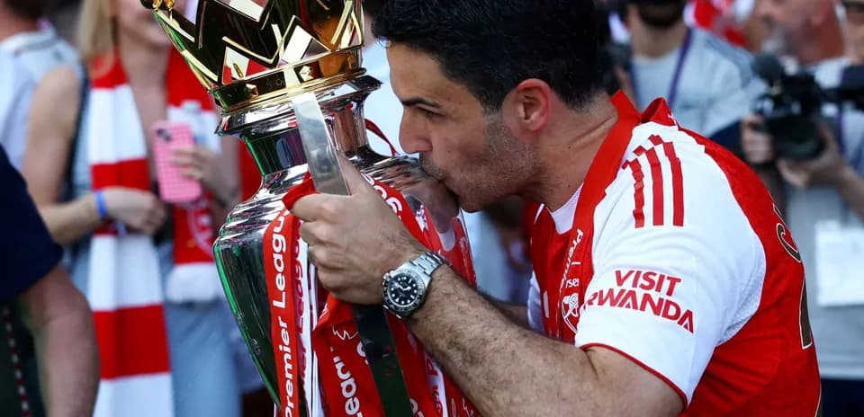 Entrenador besando el trofeo de la Premier League