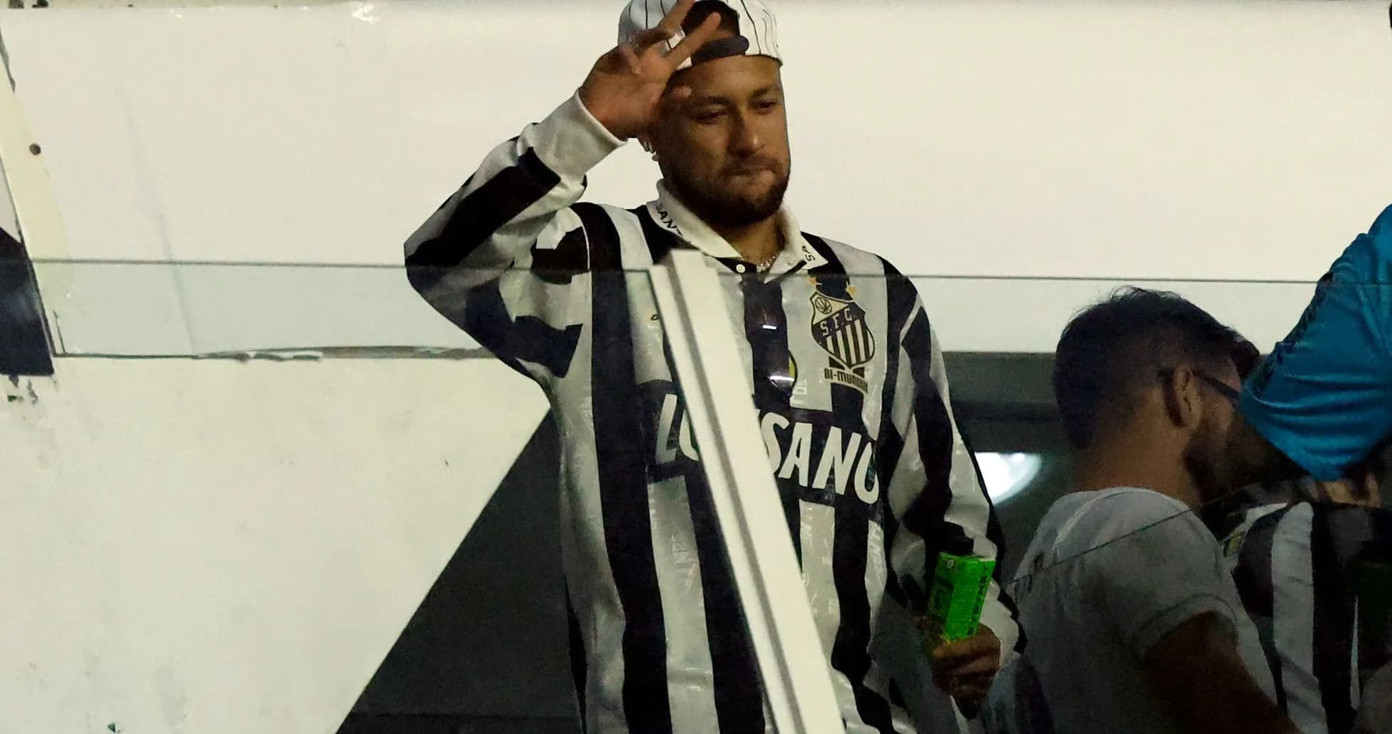Jugador saludando desde la tribuna en partido