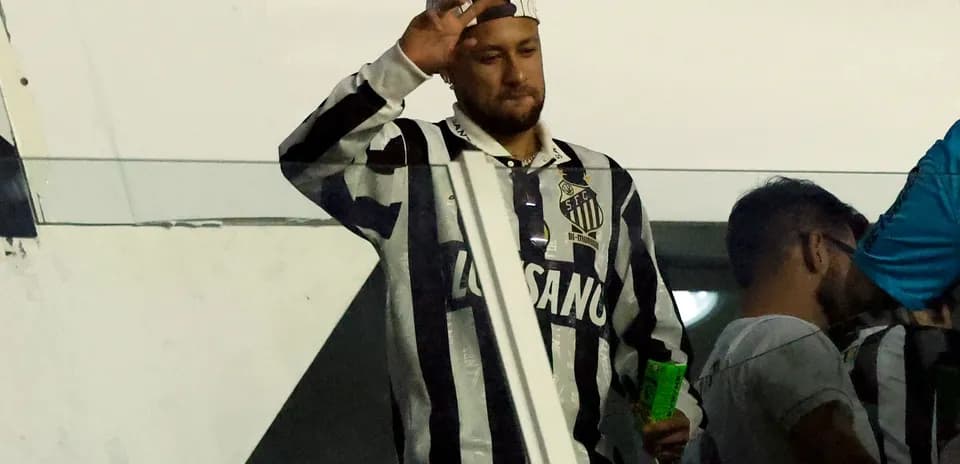 Jugador saludando desde la tribuna en partido