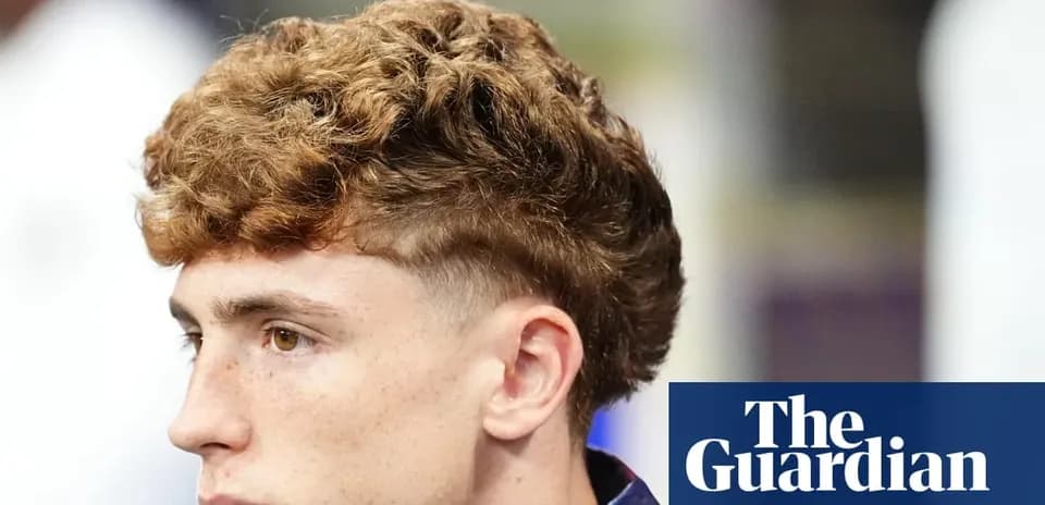 Joven con cabello rizado y corto en los lados