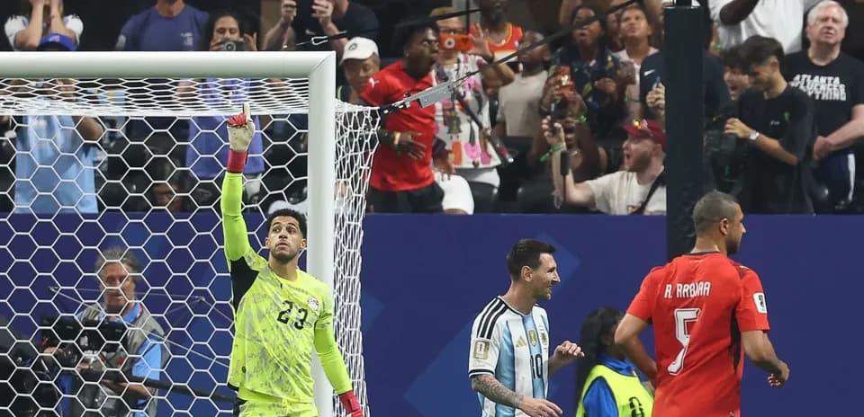 Portero levantando la mano, Messi sonriendo en el campo