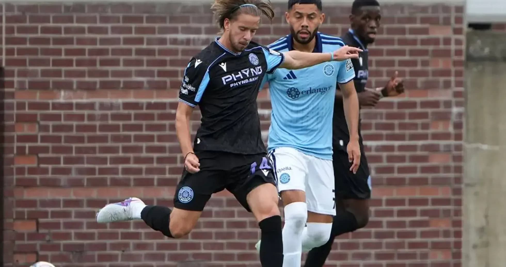Jugador de Connecticut FC en acción durante el partido