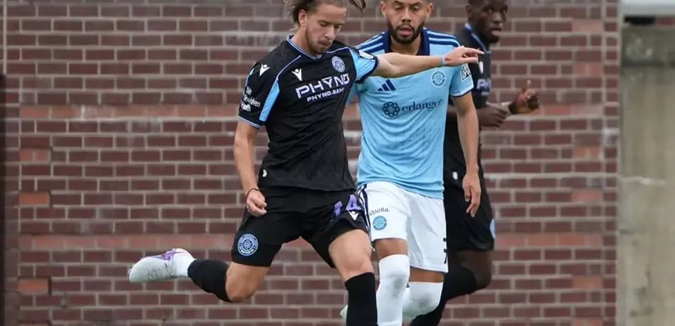 Jugador de Connecticut FC en acción durante el partido