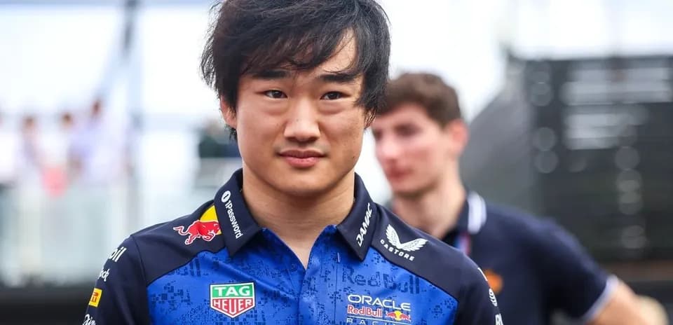 Piloto de Fórmula 1 en uniforme de Red Bull Racing