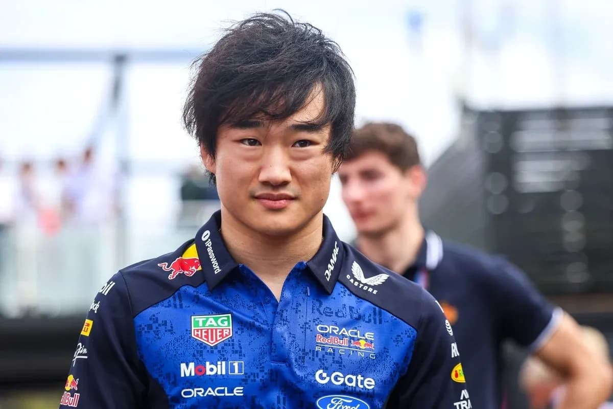 Piloto de Fórmula 1 en uniforme de Red Bull Racing