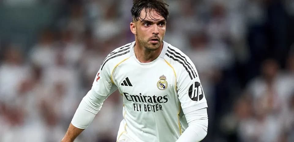 Jugador de Real Madrid corriendo en el campo