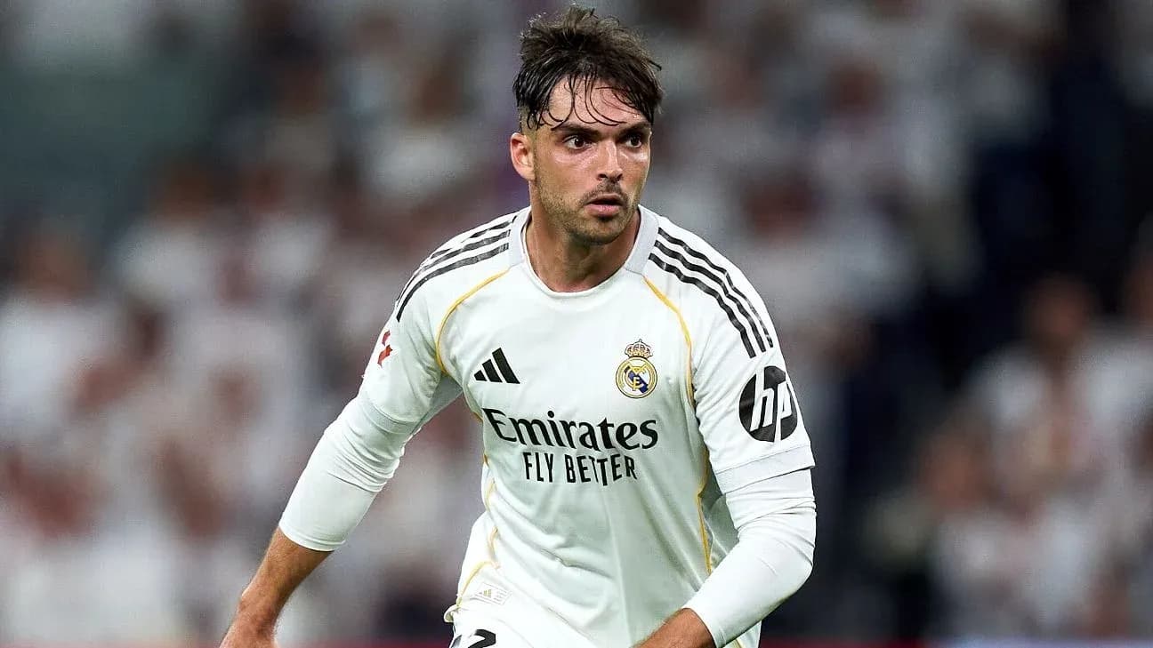 Jugador de Real Madrid corriendo en el campo