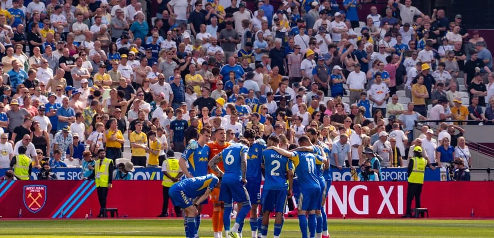 Leeds United en reunión antes del partido