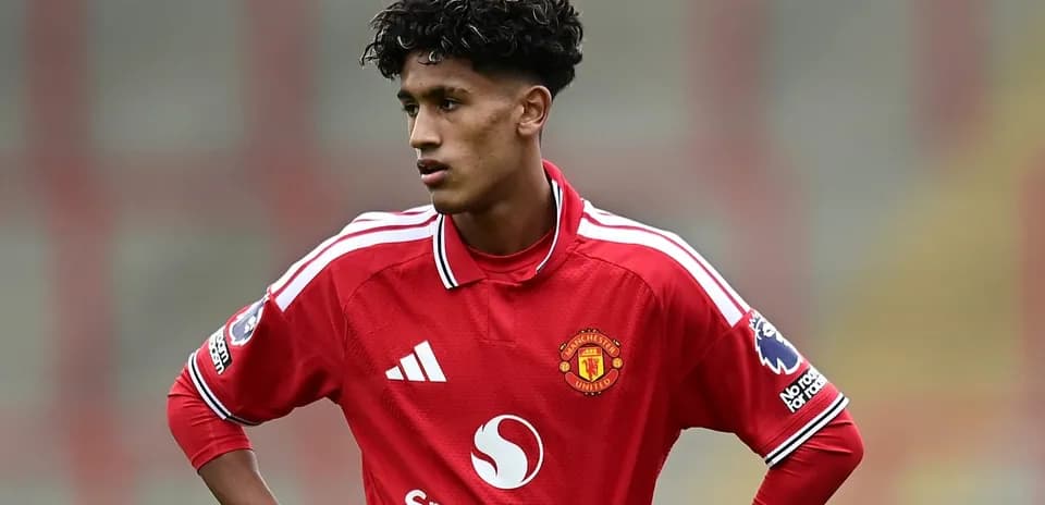 Jugador de Manchester United en uniforme rojo durante partido