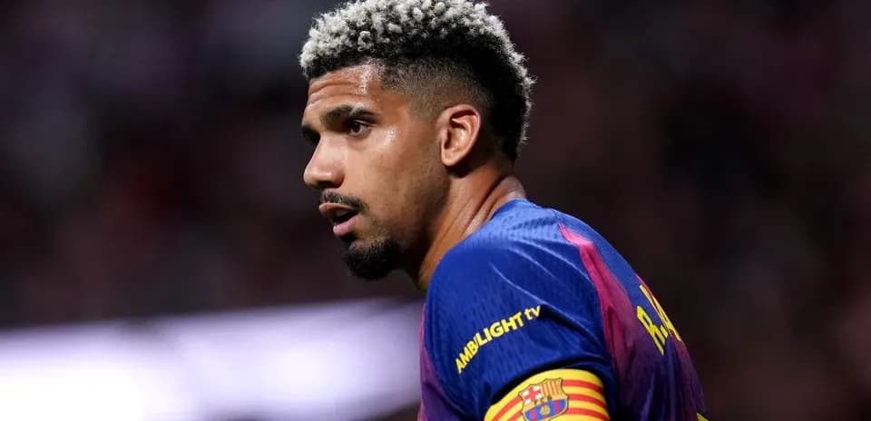 Jugador de fútbol con camiseta del Barcelona en el campo