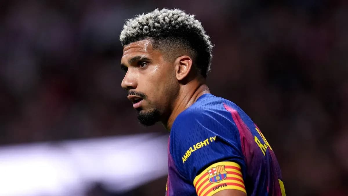 Jugador de fútbol con camiseta del Barcelona en el campo