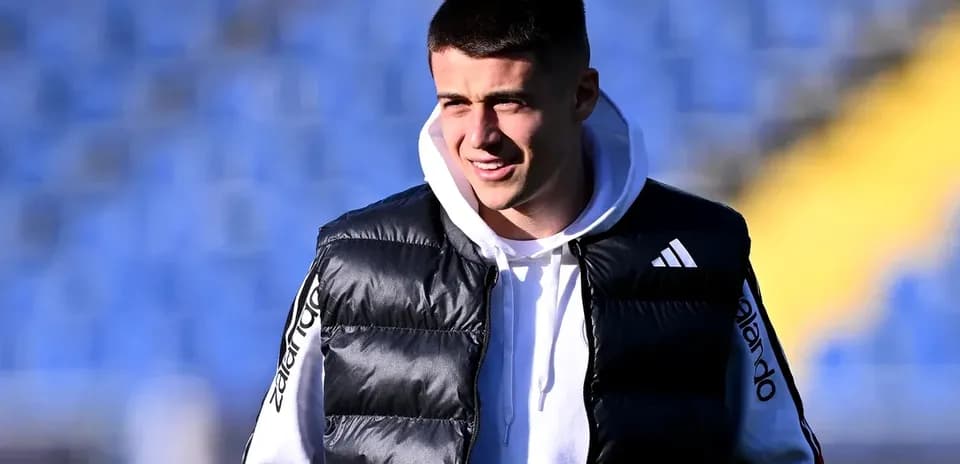 Jugador con chaleco en el campo de entrenamiento