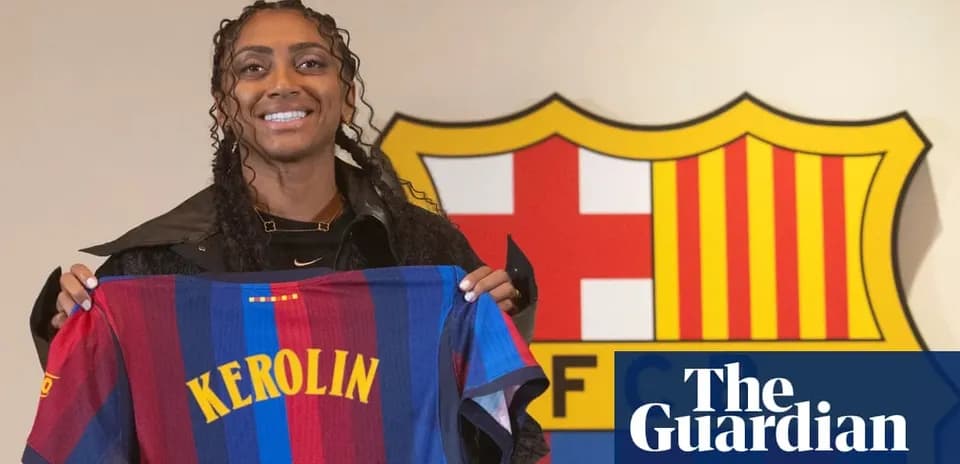 Jugadora sosteniendo camiseta de FC Barcelona con su nombre