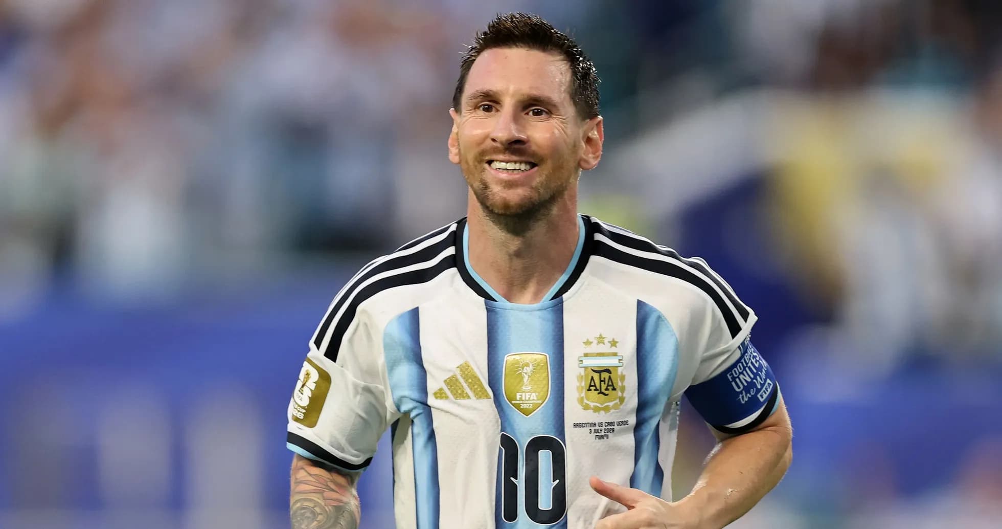 Lionel Messi sonriendo en partido con Argentina