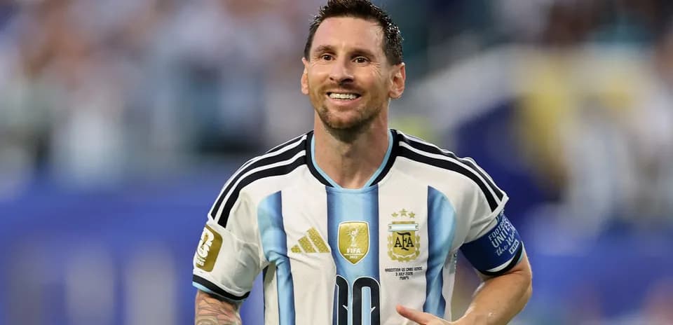 Lionel Messi sonriendo en partido con Argentina