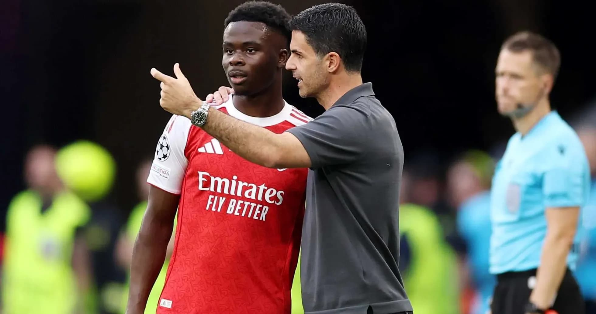 Entrenador hablando con jugador durante partido