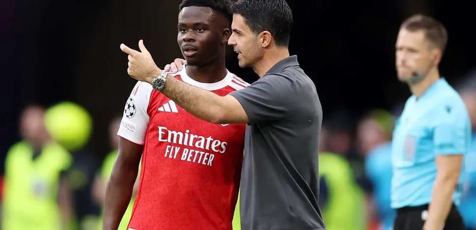 Entrenador hablando con jugador durante partido