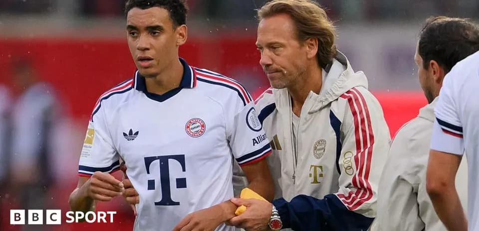 Jugador de Bayern Munich siendo atendido por el cuerpo técnico