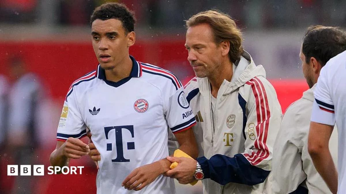 Jugador de Bayern Munich siendo atendido por el cuerpo técnico