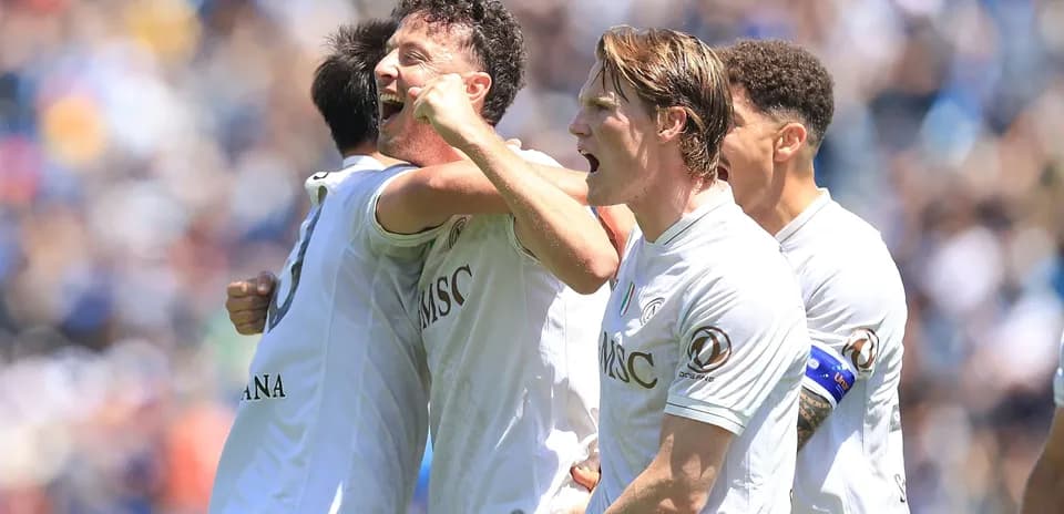 Jugadores celebrando un gol en el partido