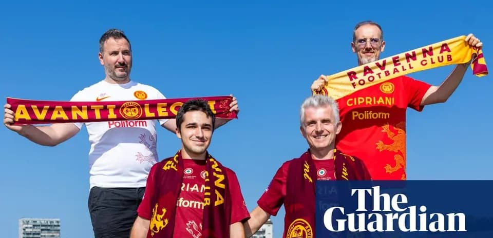 Cuatro aficionados sosteniendo bufandas de Ravenna FC