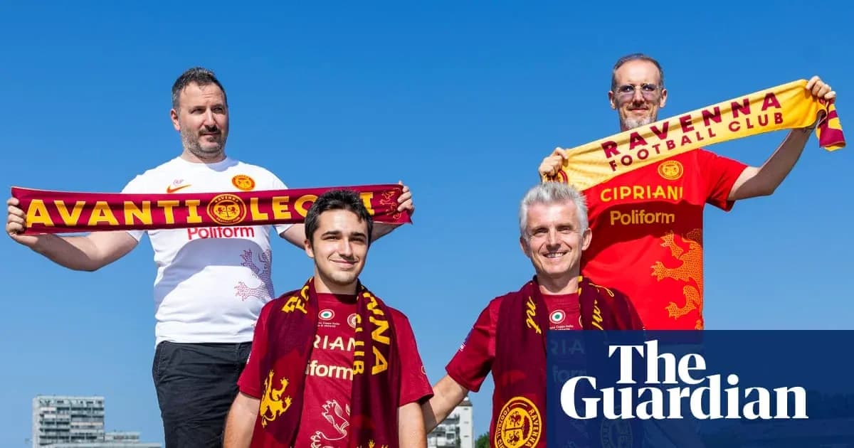 Cuatro aficionados sosteniendo bufandas de Ravenna FC