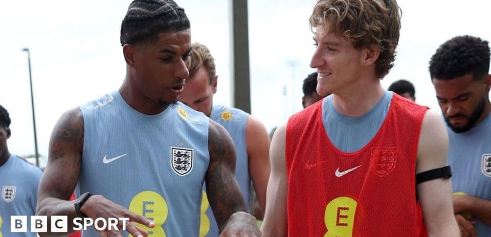 Jugadores de Inglaterra conversando durante sesión de entrenamiento